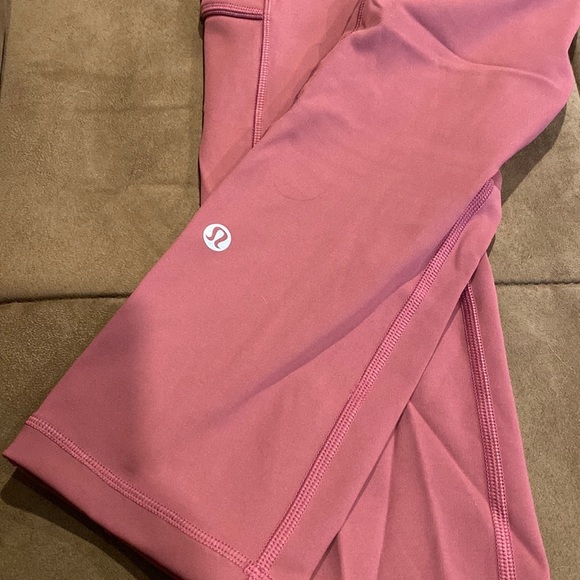 Lululemon Cropped Leggings with pockets. Size 4. Beautiful pink colour. - Picture 4 of 4